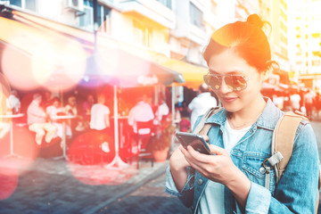 Fototapeta premium Młoda kobieta podróżująca na rynku Stanley w Hongkongu z efektem świetlnym bokeh