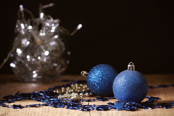 новогодние игрушки на ярком фоне  