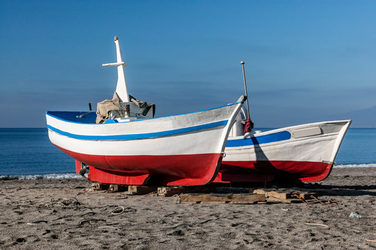 Barcas de pesca varadas en la una playa