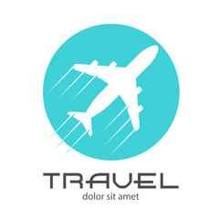 Logotipo con texto TRAVEL en avión con estela en espacio negativo en círculo color azul