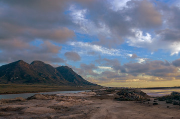 Camino de tierra en unas salinas