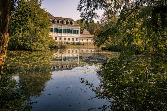 Das Schloss Laudon, auch Schloss Hadersdorf genannt, ist ein barockes Wasserschloss in Hadersdorf, das heute zum 14. Wiener Gemeindebezirk Penzing geh&ouml;rt.