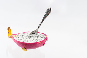 Pitahaya, freigestellt auf weiß