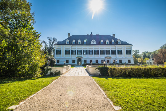 Das Schloss Laudon, auch Schloss Hadersdorf genannt, ist ein barockes Wasserschloss in Hadersdorf, das heute zum 14. Wiener Gemeindebezirk Penzing geh&ouml;rt.