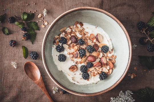 Petit D&eacute;jeuner Sain avec des Granola ou Muesli, des M&ucirc;res, yaourt &agrave; la Noix de Coco