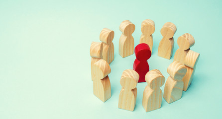 A crowd of workers stand in a circle and listen to their mentor, leader or CEO.The concept of leadership in a business team. Teamwork and business strategy development. Increase efficiency in the team