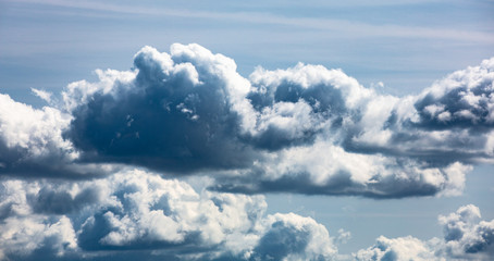 Schöne Wolken am blauen Himmel