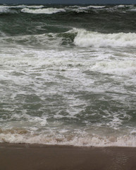große Wellen am Strand von Kampen/Sylt, vor einem dunklen Himmel