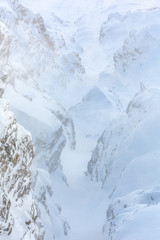 Fototapeta na wymiar Verschneite Gipfellandschaft im aufkommenden Nebel- Parpaner Rothorn, Graubünden, Schweiz