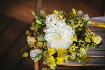 Obraz na płótnie Canvas Wedding bouquet with white and yellow flowers