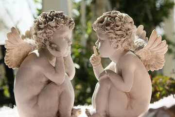 ナイショ話の天使達