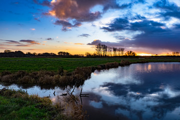 flusslandschaft, fluss, wiesen, holzbrücke, sonnenunteergang, wolkenhimmel, wolken, wellen, reflektion, 