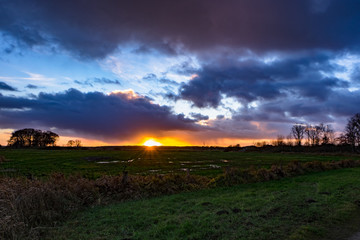 flusslandschaft, fluss, wiesen, holzbrücke, sonnenunteergang, wolkenhimmel, wolken, wellen, reflektion, 