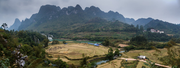 Fototapeta na wymiar Waterfall Bondjok. North Vietnam.