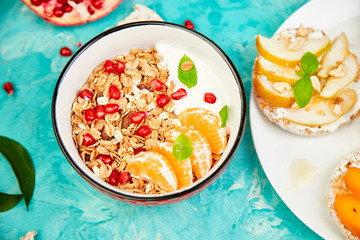 Smoothies bowl granola and Rice Crisp bread