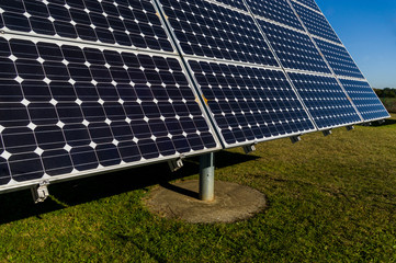 Nahaufnahme, Detailansicht von Solarmodulen eines Solarkratwerks bei wolkenlosem und strahlendem...