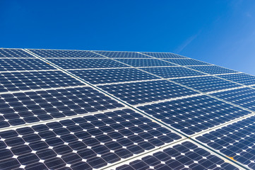 Nahaufnahme, Detailansicht von Solarmodulen eines Solarkratwerks bei wolkenlosem und strahlendem...