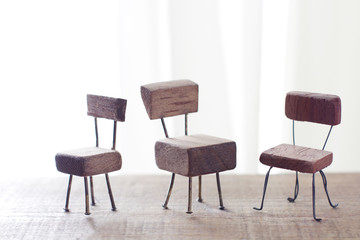 木の端材で作る小さなインテリア家具や家の模型