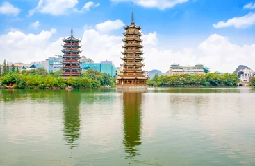 Fotobehang Guilin Zon en maan pagodes in het centrum van Guilin, provincie Guangxi, China.