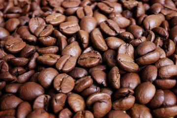 Naklejka premium roasted coffee beans, coffee, aromatic food and drinks, closeup