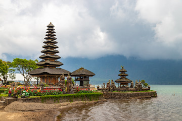 Fototapeta na wymiar Pura Ulun Danu Beratan in cloudy day, famous temple on the lake, Bedugul, Bali, Indonesia.