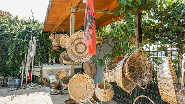 Handgemachte Weidenk&ouml;rbe aus Albanien 