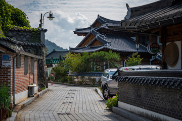 take a picture of a Korean-style house on an alleyway in Hanok Village