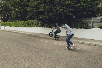 Obraz premium Young people with skateboard and bmx bike. Extreme urban sports concept