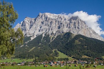 Fototapeta na wymiar Ehrwald mit Zugspitze