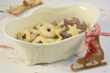 Chinaware with christmas cookies