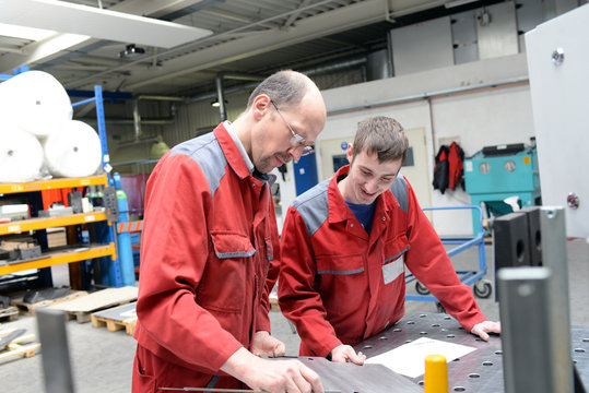 Berufsausbildung in der Industrie und Technik // technical vocational training - master and apprentice in industry 