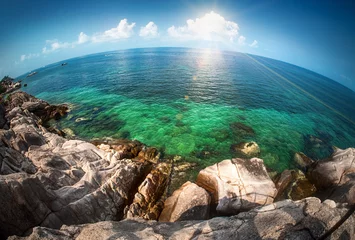 Fototapeten Seascape Fisheye-Ansicht auf tropisches Meer mit riesigen Steinen © guruXOX