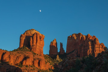 Fototapeta premium Moon Over Cathedral Rocks Sedona Arizona