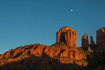 Fototapeta premium Księżyc nad katedrą skały Sedona w Arizonie