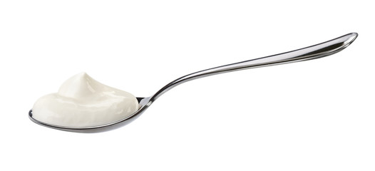 Joghurt auf Löffel vor weißem Hintergrund