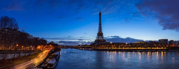 Poster Eiffeltoren en oevers van de Seine in het vroege ochtendlicht. Panoramisch uitzicht in Parijs, Frankrijk © Francois Roux