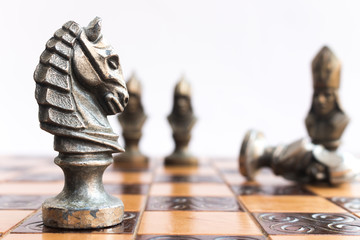 Scacchi fotografati su una scacchiera