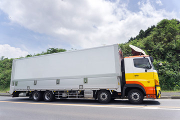 大型トラック  箱車