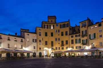Fototapeta na wymiar Lucca, piazza dell'Anfiteatro.