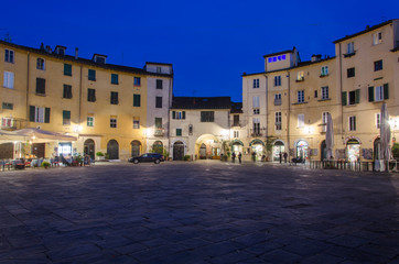 Fototapeta na wymiar Lucca, piazza dell'Anfiteatro.