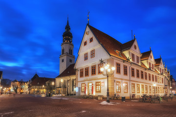 Celler Rathaus zur blauen Stunde im Winter