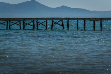 Steg am Playa de Muro auf Mallorca mit Berg von Arta im Hintergrund