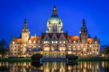 Neues Rathaus von Hannover zur blauen Stunde - obrazy, fototapety, plakaty