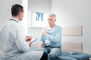 Obraz premium Serious visitor pointing at place with pain