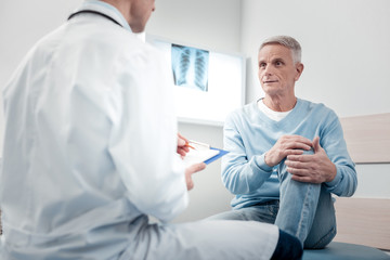 Obraz premium Senior male patient suffering pain in knee