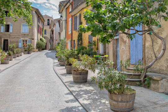 Fototapeta In the streets of Cucuron. Narrow street leading up to the church in Cucuron, Provence, Luberon, Vaucluse,  Franc