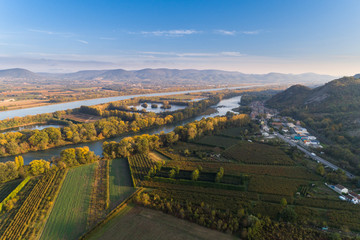 Luftbild der Rhone bei Baix in Frankreich