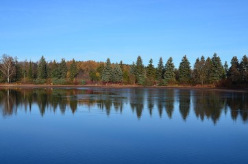 Sonnige Herbstlandschaft am See bei leichtem Frost