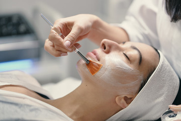 Naklejka premium Close-up of the face of a young woman relaxing under the gentle