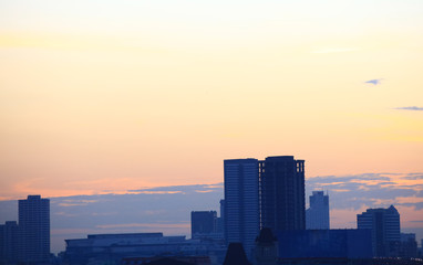 Obraz premium Silhouette Business Building during twilight